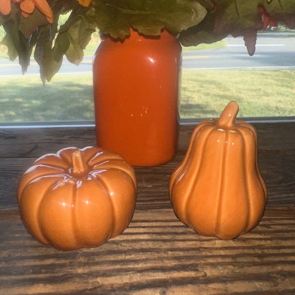 Pumpkins Salt & Pepper Shaker Set - NWT - Picture 1 of 5